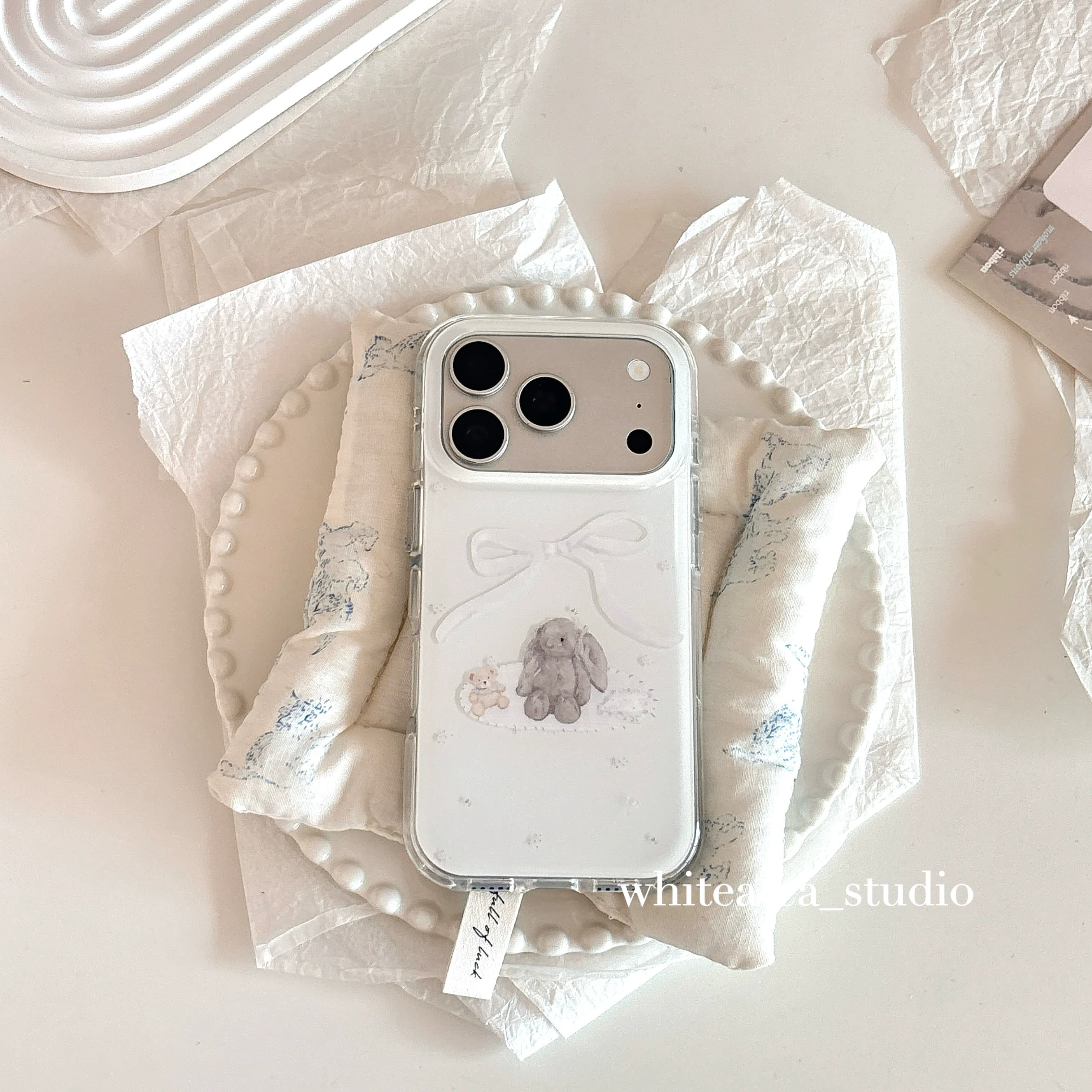 Casing iPhone 17 Pro Max Motif Kelinci Telinga Panjang Abu-abu Berpita Dasar Putih Lucu Minimalis